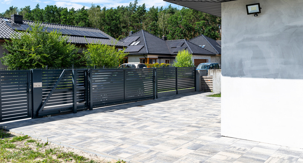 Do electric gates have a manual override?
